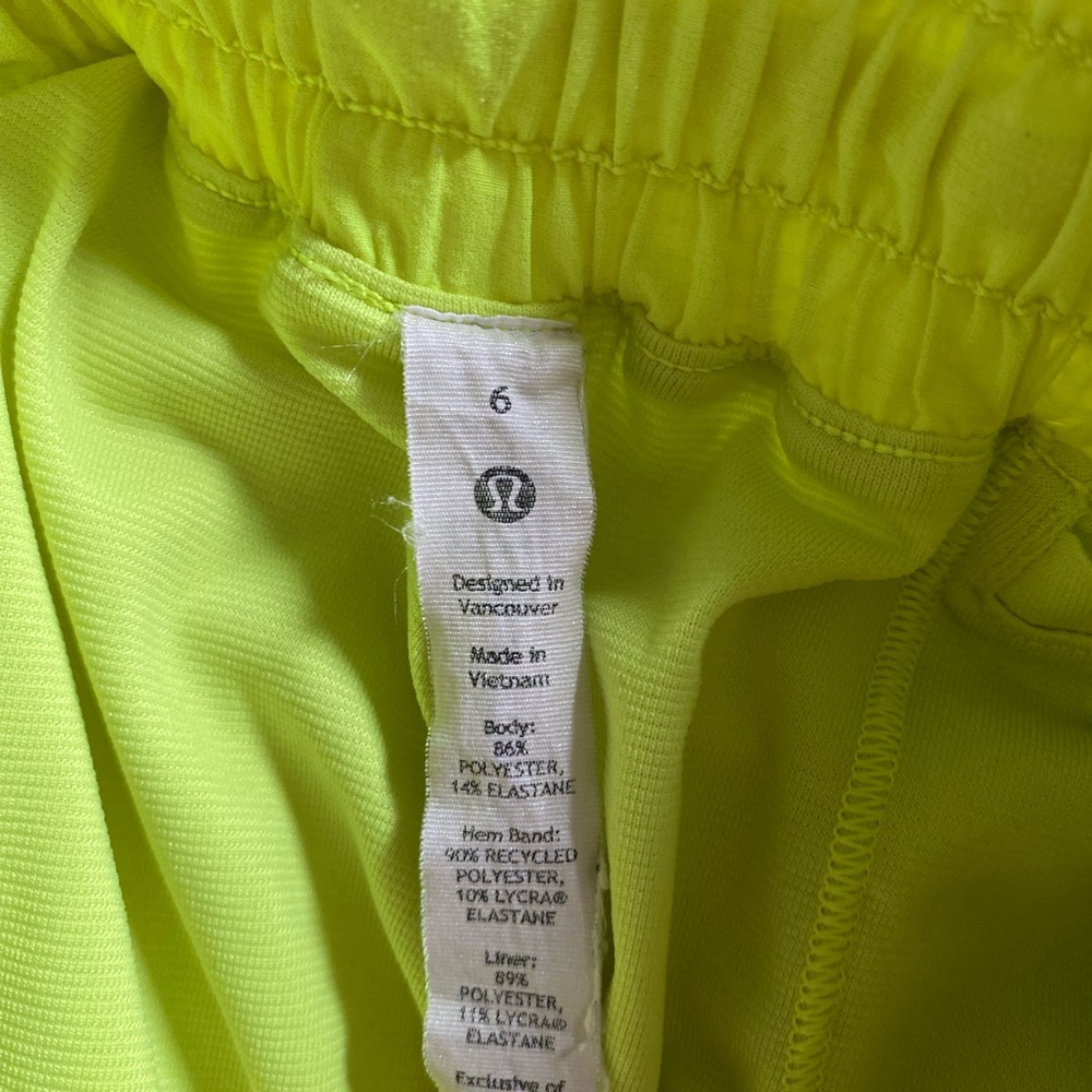 lululemon yellow hotty hot shorts 2.5” low rise in highlight yellow - Picture 4 of 7